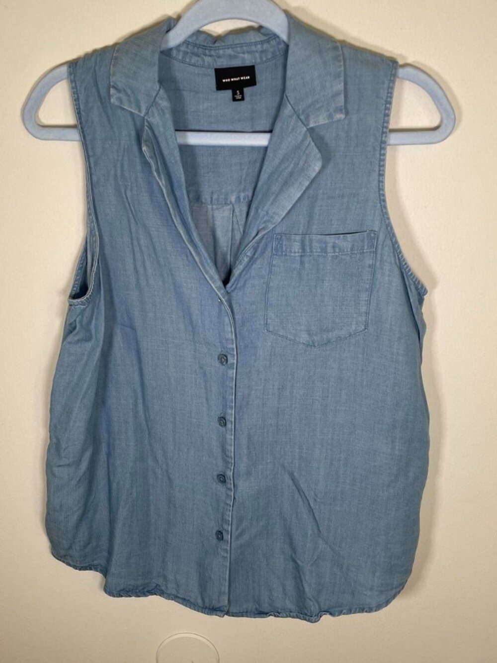 Who What Wear Blue Chambray Sleeveless Button Down Blouse